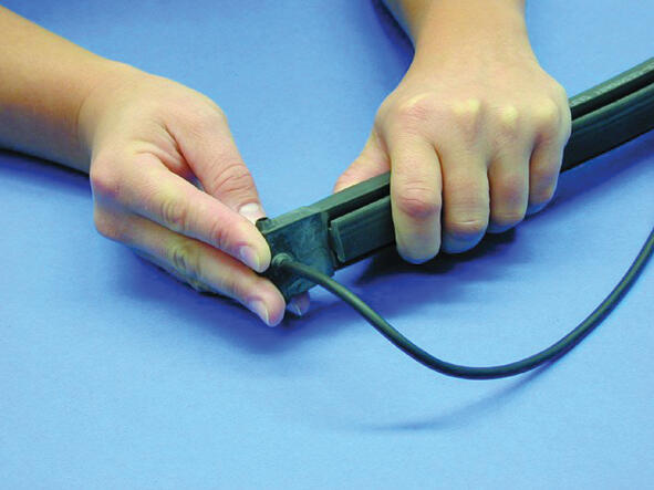 12. Push the gable plug on the list. Be sure that the terminals are in place. Press the gable plug against the list for about 10s so the glue hardens. 