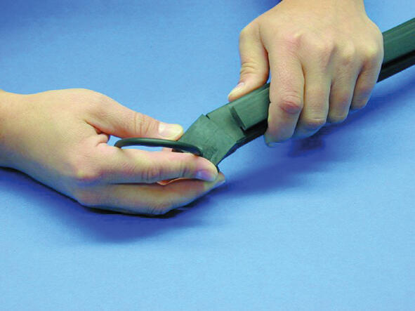 12. Push the gable plug on the list. Be sure that the terminals are in place. Press the gable plug against the list for about 10s so the glue hardens.