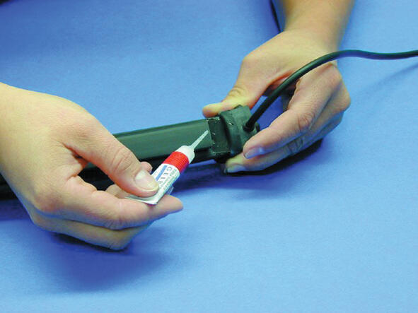 13. Force the caulking back on the flat part of the profile. Then apply glue from the corners and in towards the middle.