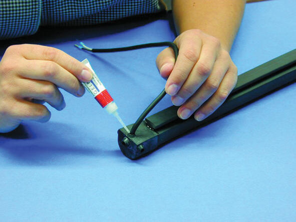 17. Apply glue in the joint between the strap and the gable plug.